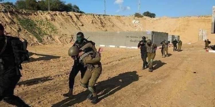 صحيفة عبرية: قد توافق إسرائيل على صفقات تبادل أسرى بشرط أن ينتقلوا إلى قطاع غزة