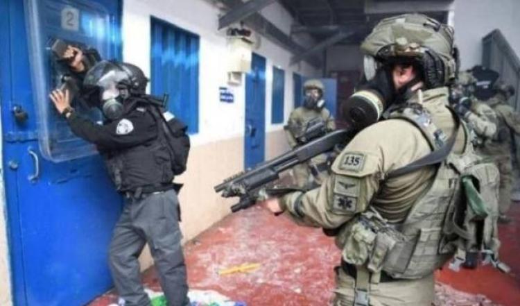 أسرى سجن عوفر: ظروف صعبة و عقوبات منذ بداية الحرب على قطاع غزة