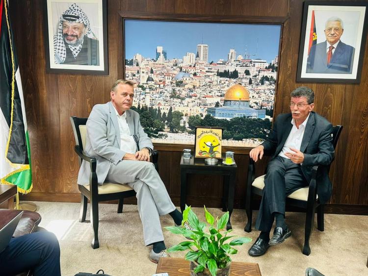 قدورة فارس يطلع سفير مملكة هولندا على الأوضاع الكارثية داخل السجون والمعتقلات الاسرائيلية