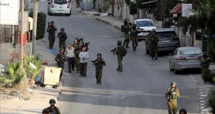 الاحتلال يشن حملات اعتقال ليلية في الضفة المحتلة والقدس ويمدد اعتقال نساء